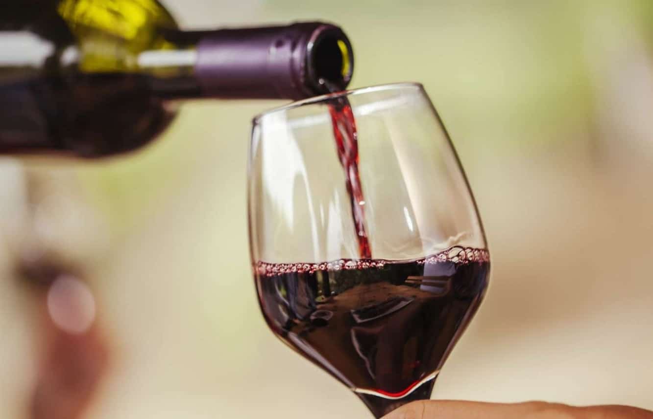 taxes vins : bouteilles de vin français avec un graphique en baisse