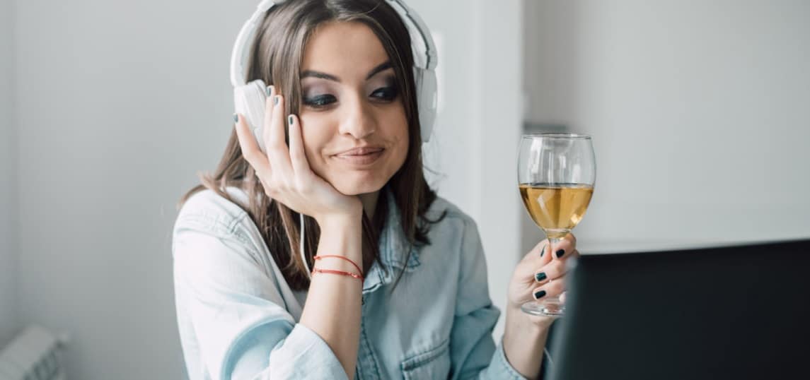 consommation d'alcool : bouteilles de différentes boissons alcoolisées sur une table
