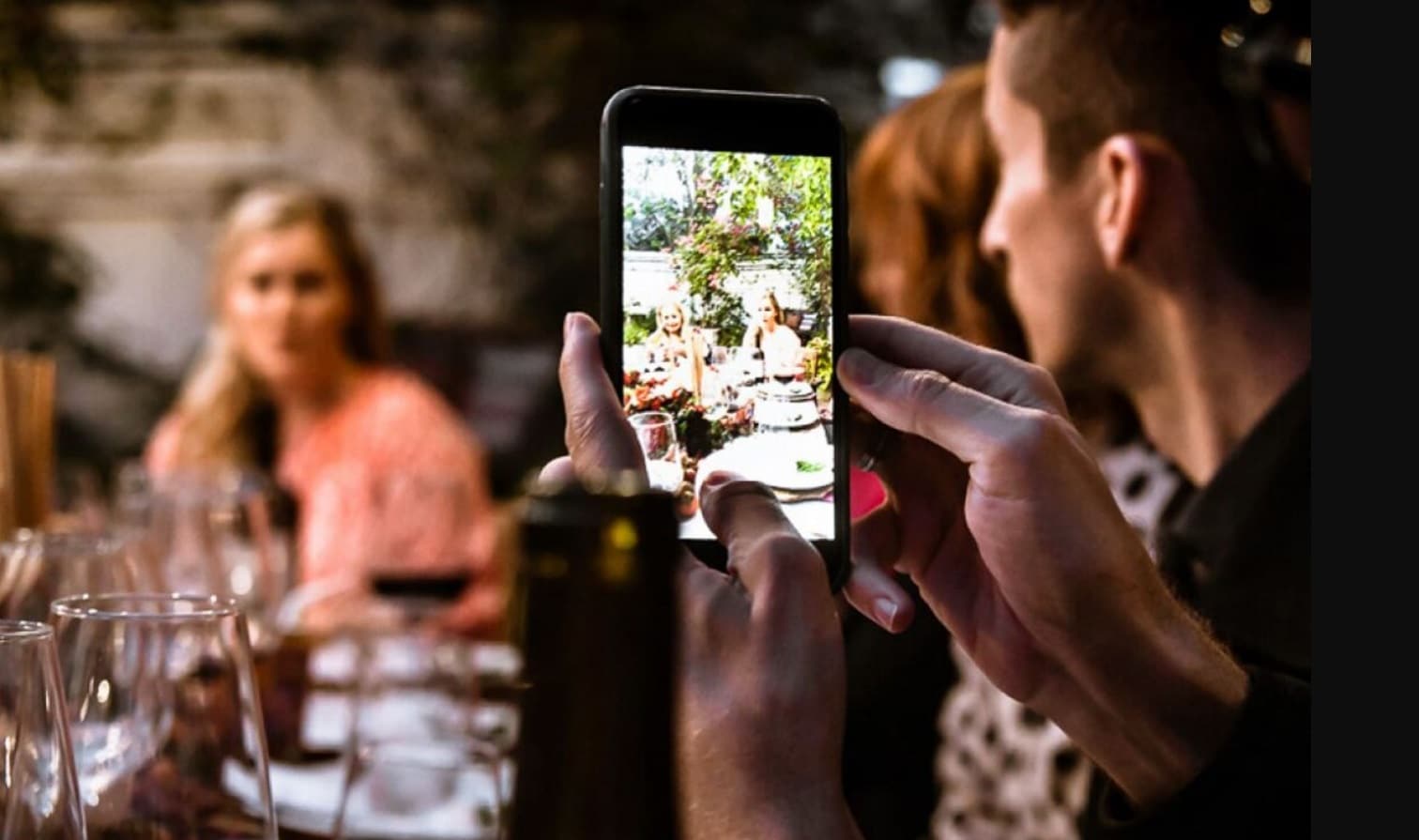 influenceurs vin spiritueux : personnes partageant des conseils sur le vin et les spiritueux sur les réseaux sociaux