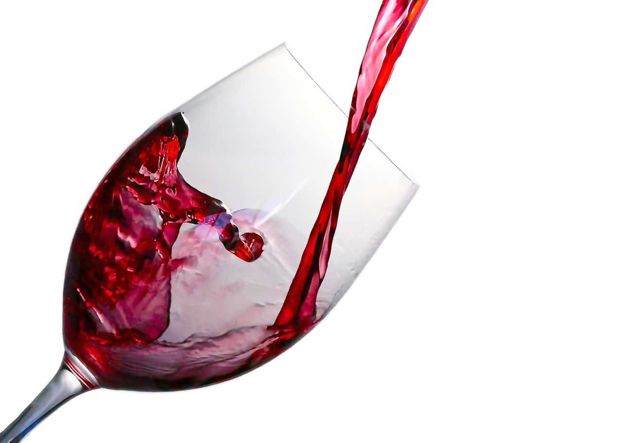 vin léger : bouteille de vin léger avec un verre rempli