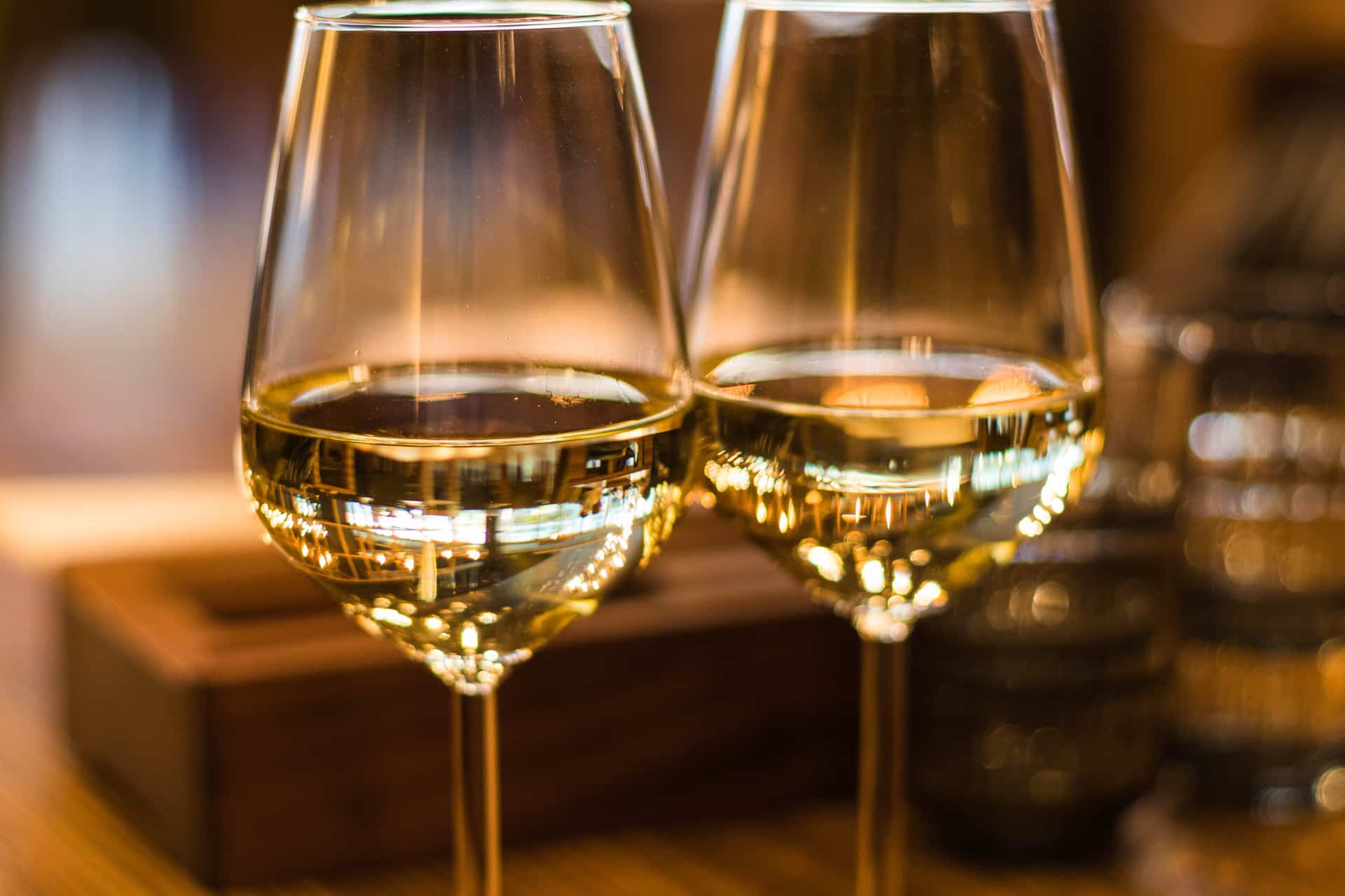 vin : vignoble avec rangées de vignes sous un ciel ensoleillé