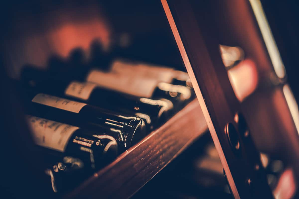 Barolo : bouteille de vin rouge Barolo sur fond neutre