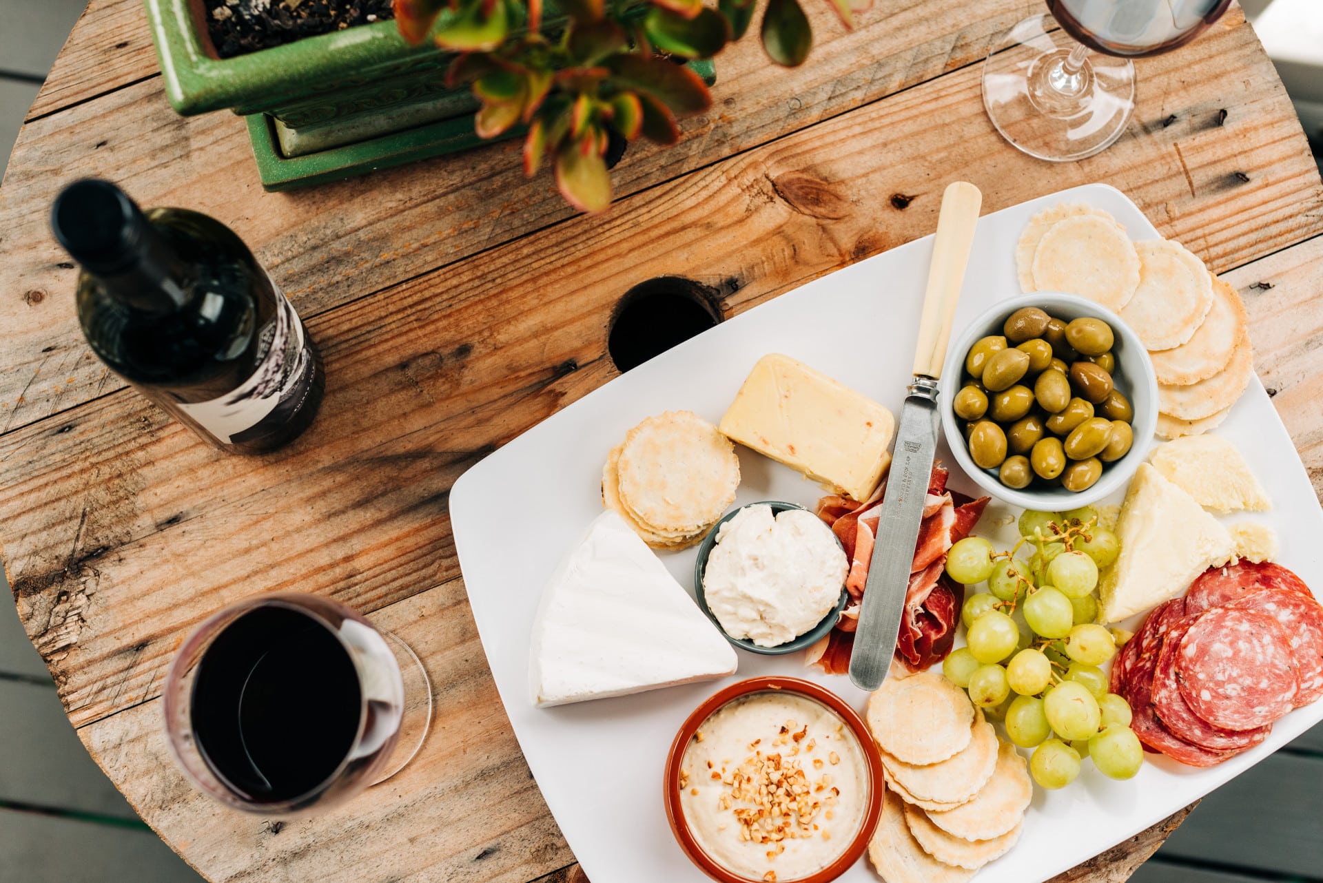 Barolo : bouteille de vin Barolo avec un verre et un plateau de fromages