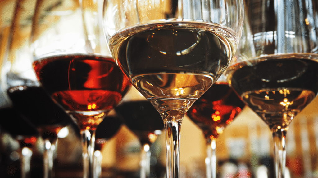 vin et champagne : assortiment de verres de vin rouge, blanc et champagne