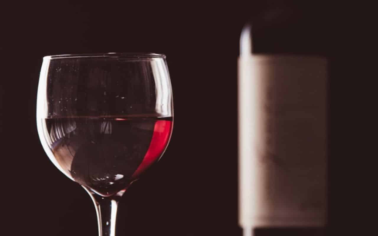 vin nature : bouteille de vin naturel dans un vignoble