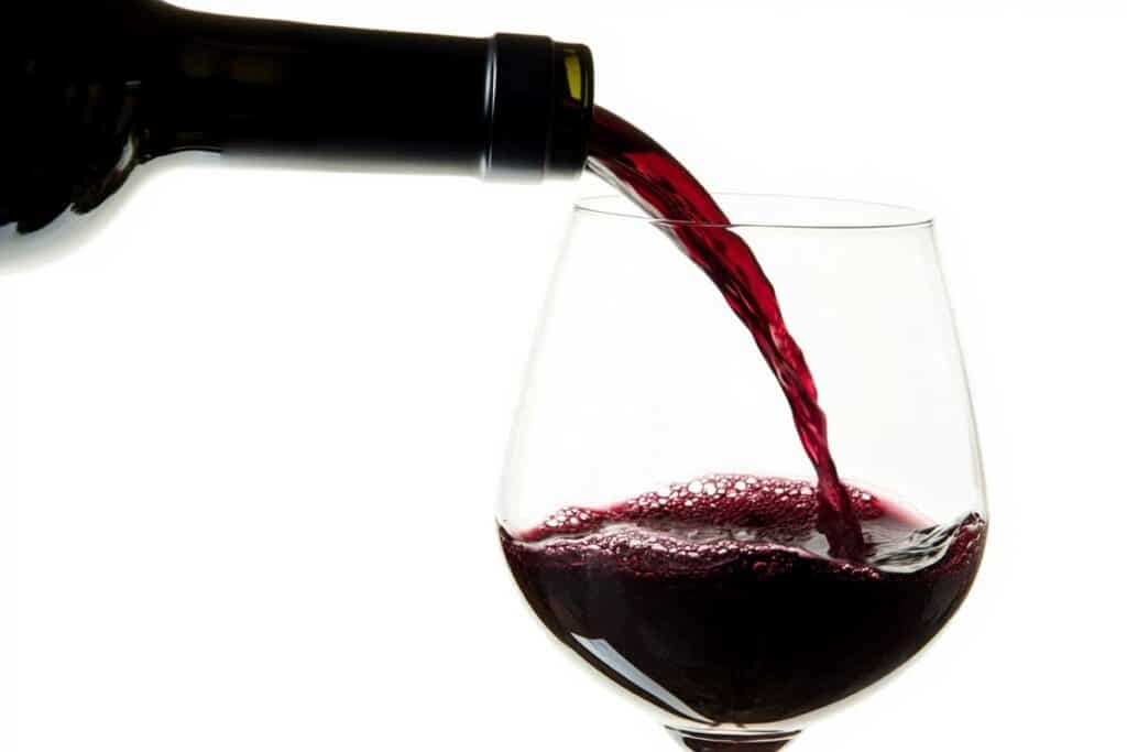 vin rouge : bouteille de vin rouge avec un verre à côté
