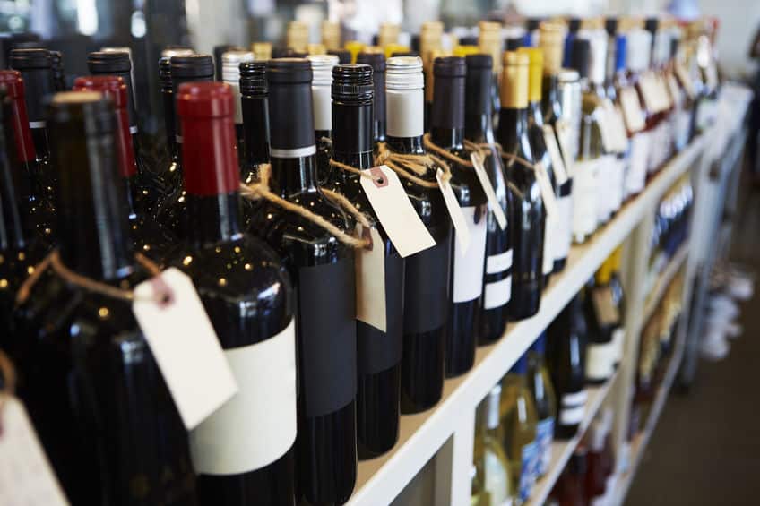 bouteille de vin : différentes bouteilles de vin de diverses tailles et couleurs