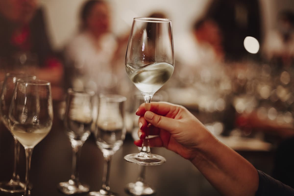 verre à pied : différents types de verres à pied avec du vin