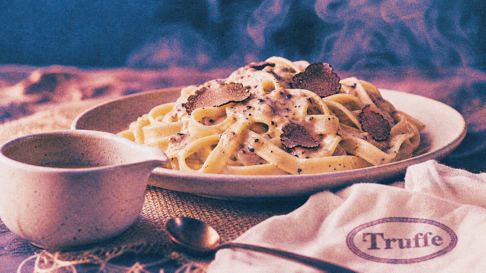 Sauce à la truffe maison sur tagliatelles, lamelles de truffe et porto réduit