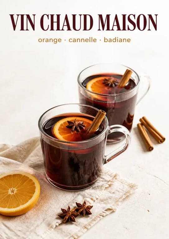Vin chaud recette servi fumant dans des mugs avec orange et cannelle