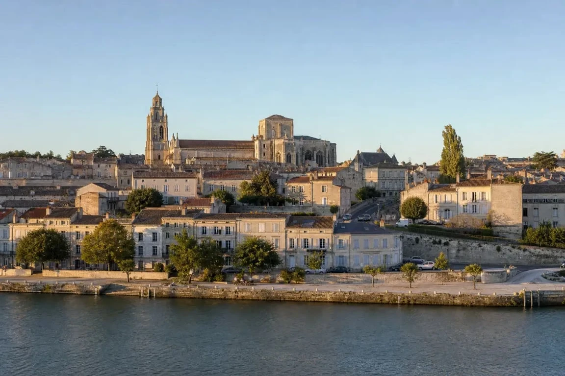 Cognac visite : vue du centre historique et des quais de la Charente