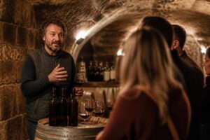 Dégustation dans la cave d'un petit domaine viticole familial