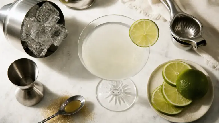 Recette daiquiri classique : verre, citron vert, rhum, shaker
