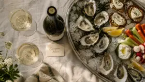 Vin blanc sec apéro : bouteille et verres avec huîtres et citron
